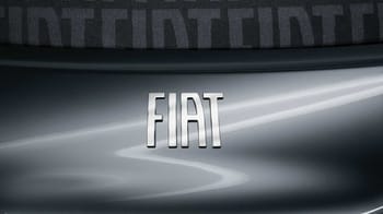 Logo Fiat sur une voiture, image de marque automobile.