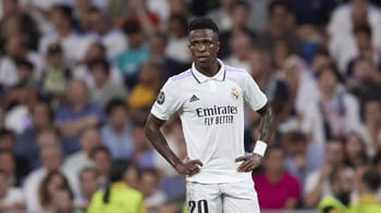 Vinicius Junior en action sur le terrain avec un public en arrière-plan.