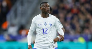 Footballeur français portant le maillot de l'équipe nationale française.