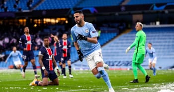Riyad Mahrez célèbre un but avec ses coéquipiers en Ligue 1.