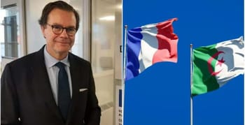 Ambassadeur de France à Alger avec drapeaux français et algérien.