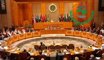 Réunion du Parlement arabe avec drapeaux et symbole officiel.