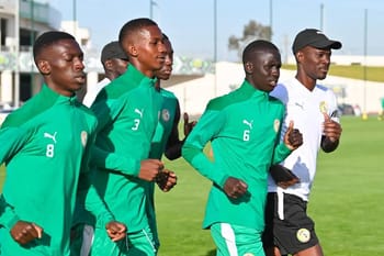 Jeunes joueurs de football U17 en séance d'entraînement.