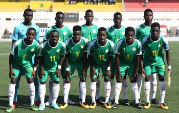 Groupe de jeunes joueurs sénégalais U17 en tenue verte sur le terrain.