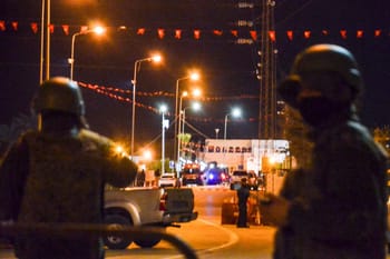 Policiers en patrouille lors d'une nuit tendue à Djerba, Tunisie.