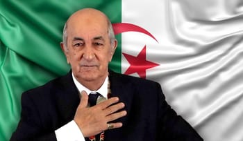 Le président Tebboune avec drapeau algérien en arrière-plan.