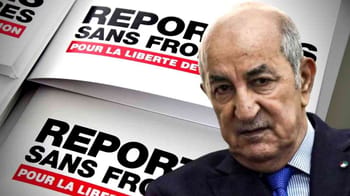Homme âgé avec documents de presse sur la liberté de presse en Algérie.