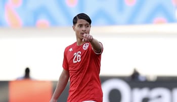 Jeune joueur de football tunisien en action lors du match.