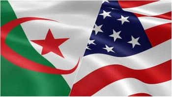 Drapeaux de l'Algérie et des USA flottant ensemble.