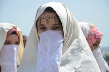 Femme portant un hijab et un hayek, en pleine rue d'Istanbul.