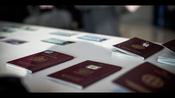 Passeports et cartes d'identité en cours de traitement rapide.