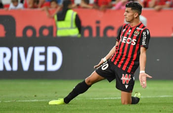 Youcef Atal en action sur le terrain de football.