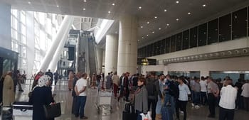 Clients à l'aéroport d'Alger utilisant de nouveaux dispositifs.