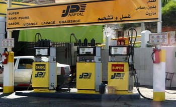 Station de lavage et graissage JD NAFTAL avec trois pompes à essence.