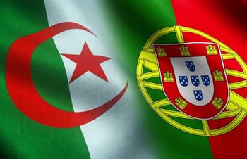 Drapeaux d'Algérie et du Portugal côte à côte, symbolisant la coopération.