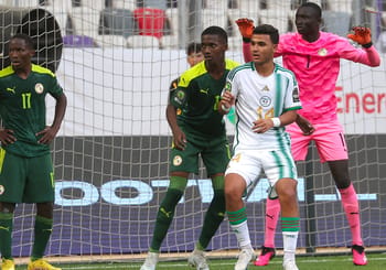 Joueurs U17 du Sénégal et de l'Algérie lors d'un match de football.