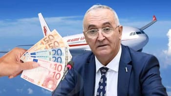 Ministre des Finances avec billets de banque et avion en arrière-plan.