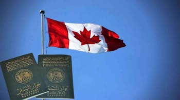 Drapeau du Canada flottant dans le ciel bleu clair.