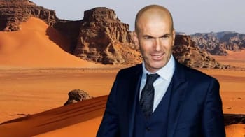 Zidane en costume dans le désert algérien.