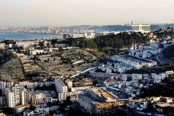 Cimetière d’El Kettar avec vue sur Alger et la mer en arrière-plan.