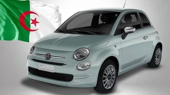 Voiture Fiat 500 fabriquée en Algérie avec drapeau algérien en arrière-plan.