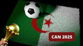Ballon de football sur drapeau algérien avec texte CAN 2025.