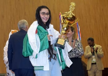 Nassr Lina avec le trophée lors du championnat d'Afrique d'échecs.