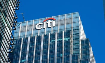 Immeuble moderne avec logo Citi en Algérie sous ciel bleu clair.