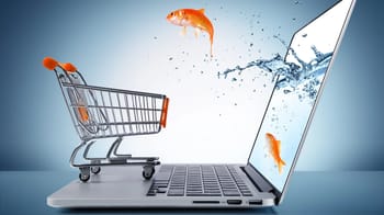 Poisson nageant dans un ordinateur portable avec un chariot de supermarché.