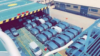 Forte cargaison de voitures Fiat Doblo sur un navire au port de Mostaganem.