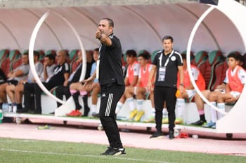Entraîneur de l'équipe U17 d'Algérie en action sur le terrain.
