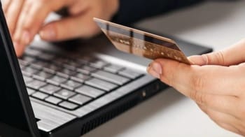 Personne utilisant une carte bancaire pour payer une facture d'eau en ligne.