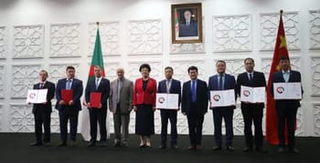 Groupe de professionnels recevant des diplômes lors d'une cérémonie officielle.