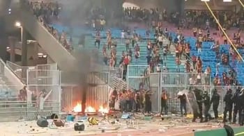 Supporter armé d'une tronçonneuse dans un stade en émeute.
