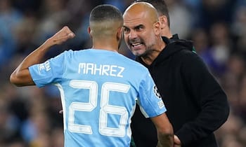 Riyad Mahrez et Pep Guardiola lors d'un match de football intense.