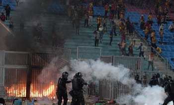 Policiers en intervention lors d'incidents violents au stade.