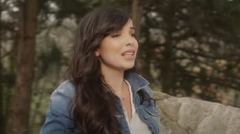 Indila, chanteuse franco-algérienne, en extérieur, parlant ou chantant.