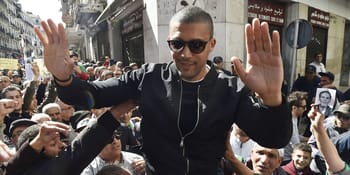 Homme en sunglasses lors d'une manifestation en Algérie.