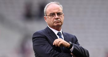 Homme d'affaires en costume, regard sérieux, bras croisés.