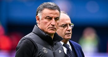 Deux hommes en costume lors d'une conférence de presse ou événement sportif.