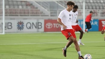 Jeune athlète en entraînement sur le terrain de football.