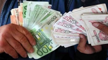 Algérie : Voici les cotations du dinar en Banque et marché noir ce 1er mai Billets de dinar algérien en main, cotations du marché noir et banque.