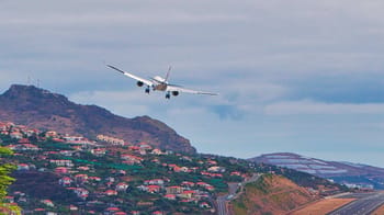 Airbus A321 en approche pour atterrir dans des conditions météorologiques difficiles.