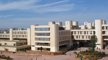 Bâtiment universitaire en Algérie avec architecture contemporaine.