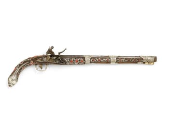 Pistolet historique du 18e siècle avec décorations en argent et ornementations.