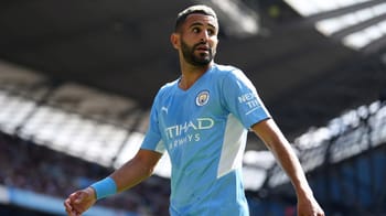 Riyad Mahrez en action portant le maillot de Manchester City.