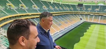Le ministre Tarek Belaribi inspecte le stade de Tizi Ouzou.