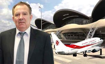 Taher Allache devant l'aéroport d'Alger avec avion en arrière-plan.