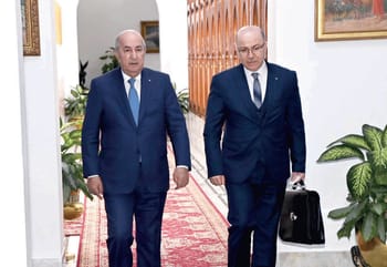 Deux hommes en costume dans un couloir du sommet arabe de Djeddah.