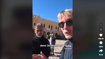 Touriste français parlant avec un homme local à Alger, Algérie.